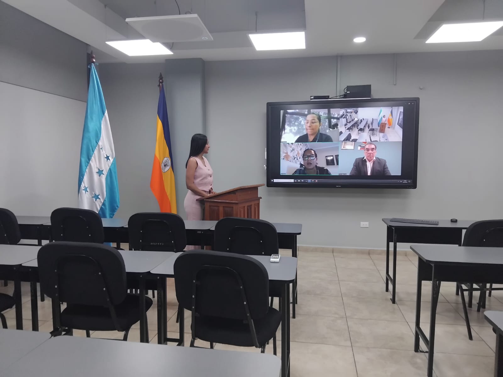 La licda. Idalia Victoria Hernández durante su defensa de tesis.
